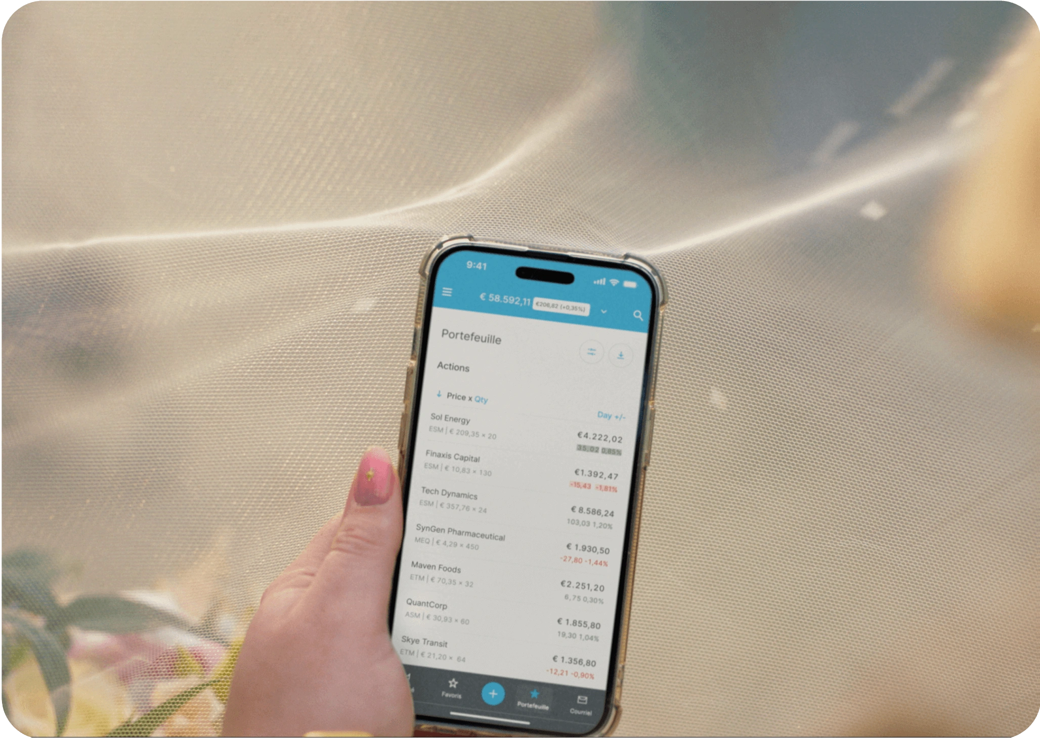 Hand hält Smartphone mit Anzeige der EXDEGIRO-App-Portfolio-Seite mit Aktien und Preisen.