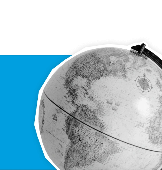 Dettaglio di un globo da scrivania che mostra la mappa del mondo con sfondo blu